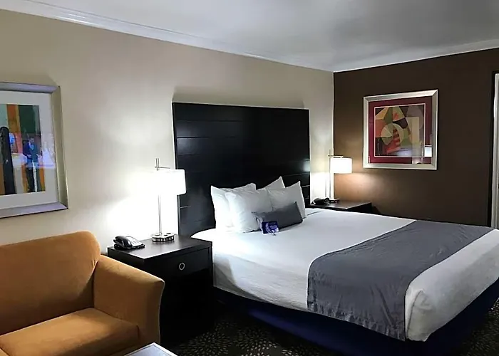 Western Mall & Hotel 3*